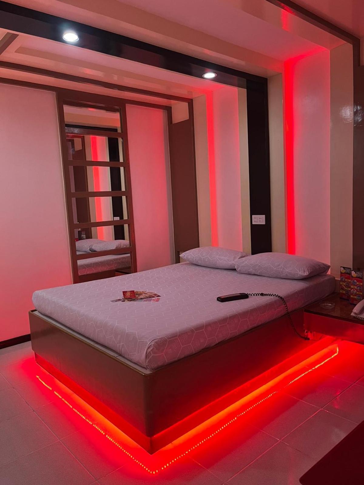 Hotel Sogo Quirino Manilla Buitenkant foto