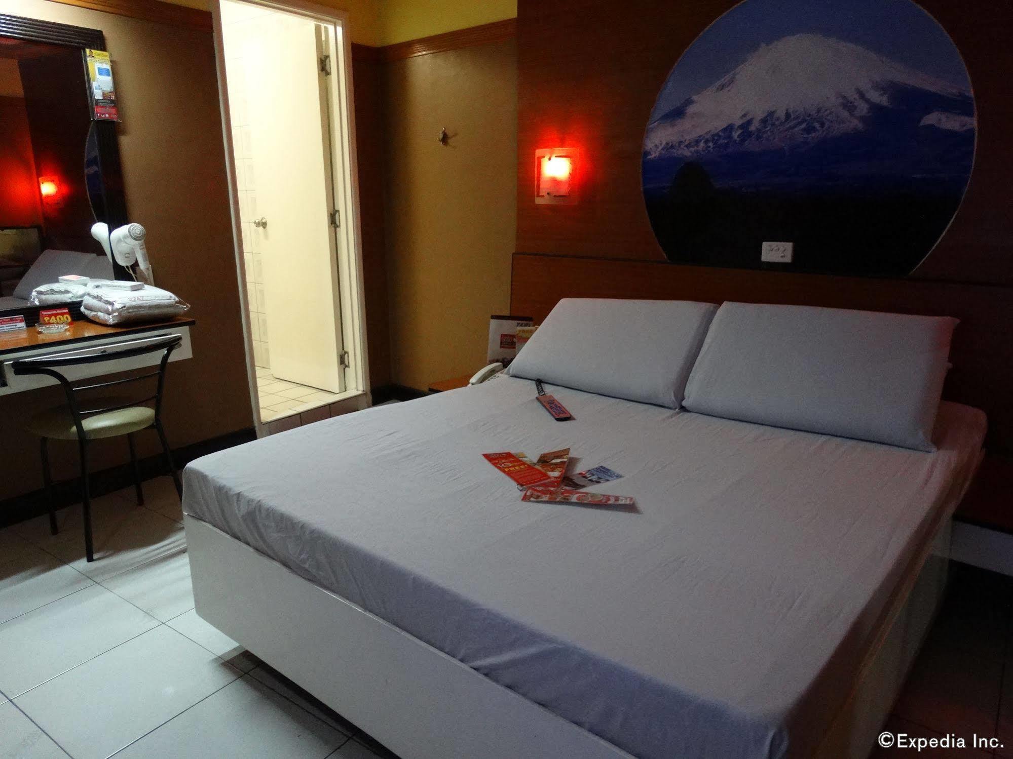 Hotel Sogo Quirino Manilla Buitenkant foto